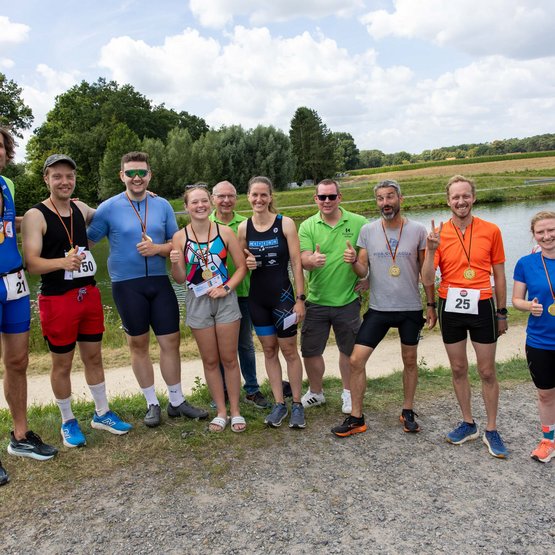So sehen Sieger aus. Sie erhielten von Christian Speer und Alexander Kühl Tickets für das Hollager Oktoberfest. Gruppenfoto