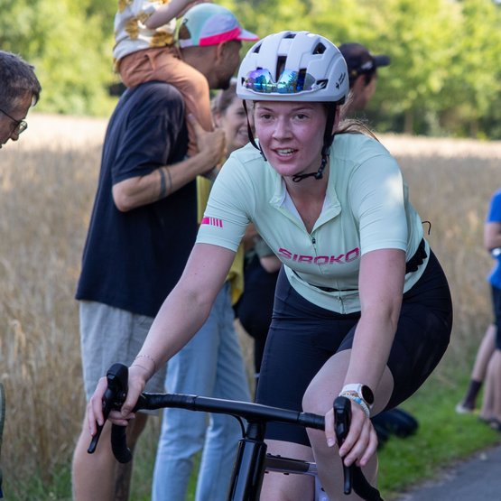 20 Kilometer sind mit dem Rad zu absolvieren. Radfahrerin beim Kanal-Cup.