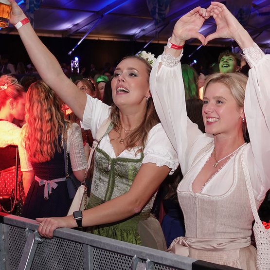 Die Herzen des Hollager Publikums fliegen den Musikern zu. Die Herzen des Hollager Publikums fliegen den Musikern zu.