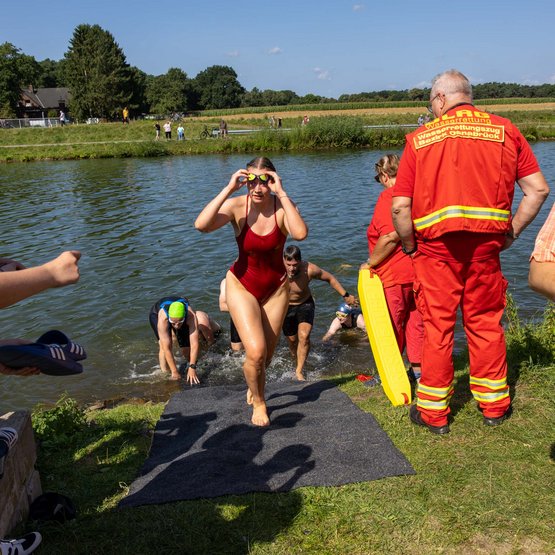 Nach 500 Metern Schwimmen folgen 20 Kilometer Radfahren. Eine Schwimmerin klettert aus dem Kanal.
