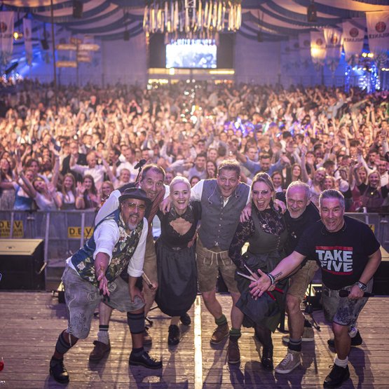 Die Münchner Band Take Five begeistert ihr Hollager Publikum. Die Münchner Band Take Five begeistert ihr Hollager Publikum.