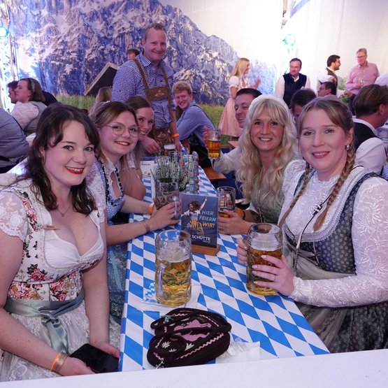 Eine Gruppe feiert in einer Wiesnbox auf dem Hollager Oktoberfest.