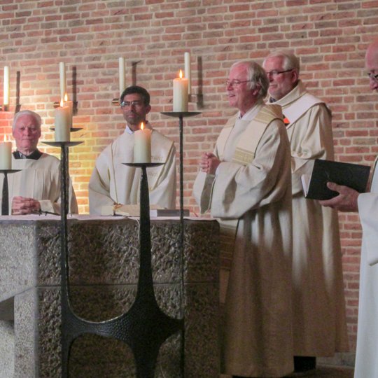 Abschlussgottesdienst in Hilkerode mit Kolpingpräses Rainer Hatke, Diakon Norbert Hoff, Pastor Ludwig Haas, Pater Xavier und Messdiener Johannes Holtmeyer (von rechts).