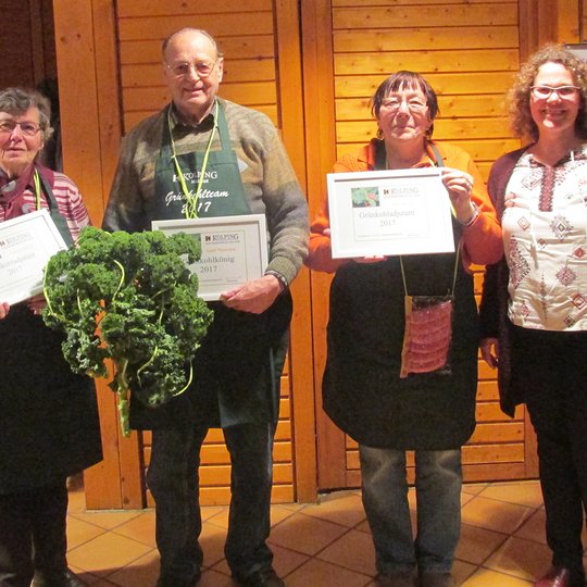 Das Grünkohlteam (von links): Adjutantin Anni Bockholt, Grünkohlkönig Josef Themann, Adjutantin Rosi Heinz und die bisherige Grünkohlkönigin Marika Sonneck.