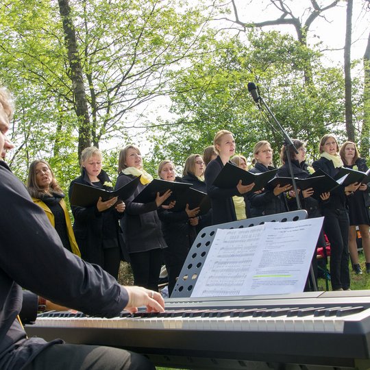 Musikalisch begleitete der Osnabrücker Chor „Yellow“ das Fest.