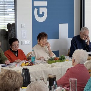 Die „Silberdisteln 2.0“ zeigen den Anwesenden wie Schockanrufe funktionieren. Die „Silberdisteln 2.0“ zeigen den Anwesenden wie Schockanrufe funktionieren.