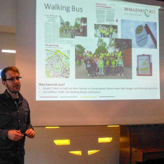 Wallenhorsts Klimaschutzmanager Stefan Sprenger stellt seine Arbeit den Hollager Kolping-Senioren vor.