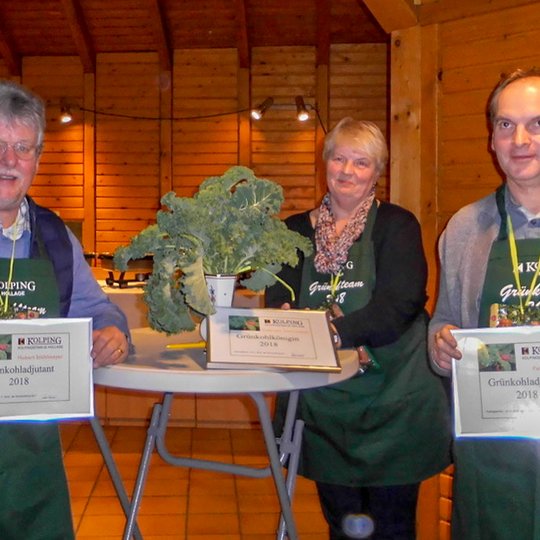 Das Grünkohlteam (von links): Adjutant Hubert Stühlmeyer, Grünkohlkönigin Gabriele Stühlmeyer und Adjutant Peter Glose.