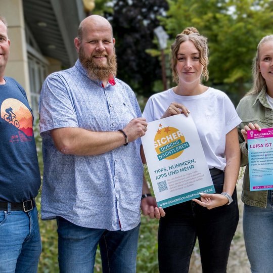 Carsten Kühl, Frank Weisemöller, Leonie Winter und Julia Schütte (von links) mit Hinweisplakaten auf die Schutzkonzepte, die beim Hollager Oktoberfest zum Einsatz kommen.