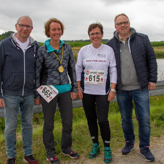 Christian Speer mit Siegerin Nicola Blum, Christel Kovermann von terre des hommes und Heiner Placke (von links).