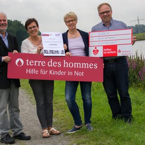 Wolf-Christian Ramm nimmt die Spenden von Christel Kovermann, Doris Wächter und Heiner Placke (von links) dankbar entgegen.