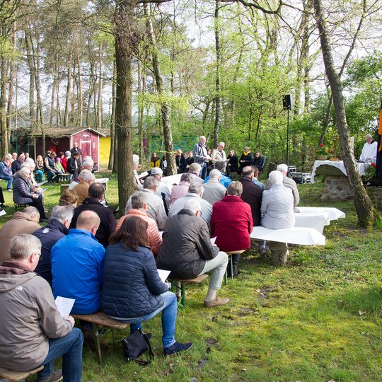 Die Kolpingsfamilie Hollage feierte anlässlich des Patronatsfestes einen Wortgottesdienst mit knapp 100 Gästen unter freiem Himmel.