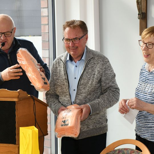 Hubert Wächter überreicht Kolping-Badetücher an Josef und Ursula Thöle.