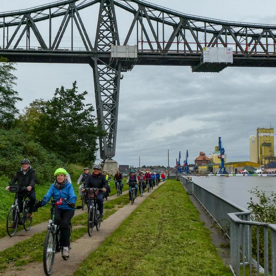 In Schleswig-Holstein radeln die Kolpinger flach am Wasser entlang.