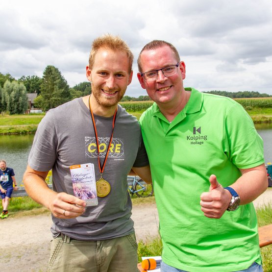 Erreichte als Erster das Ziel: Julius Pilatus (links) mit Organisator Alexander Kühl.