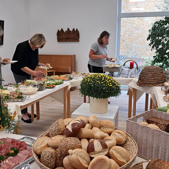 Die Kolpingsfamilie Hollage serviert ihren „60plus“-Mitgliedern ein reichhaltiges Frühstücksbüfett.