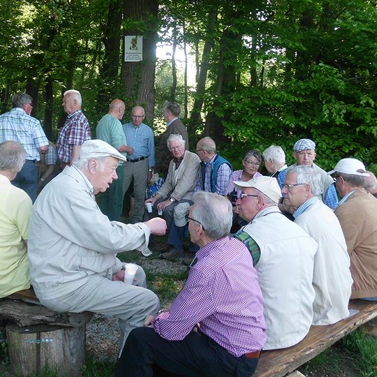 Ein Teil der Gruppe bei der Rast am Kolping-Eck.