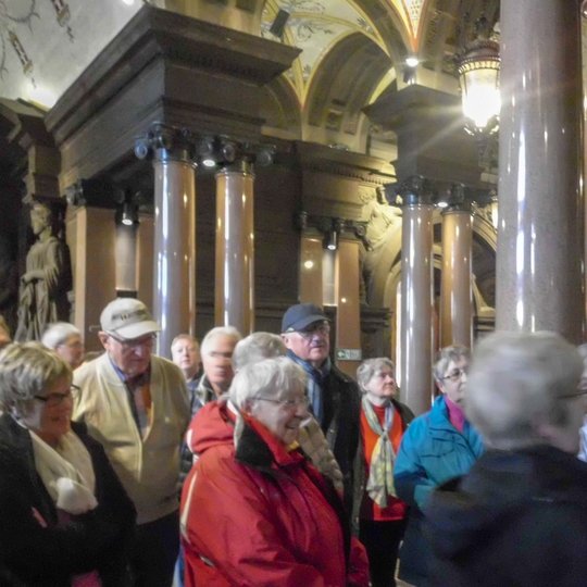 In Glasgow besichtigt die Reisegruppe das Rathaus.