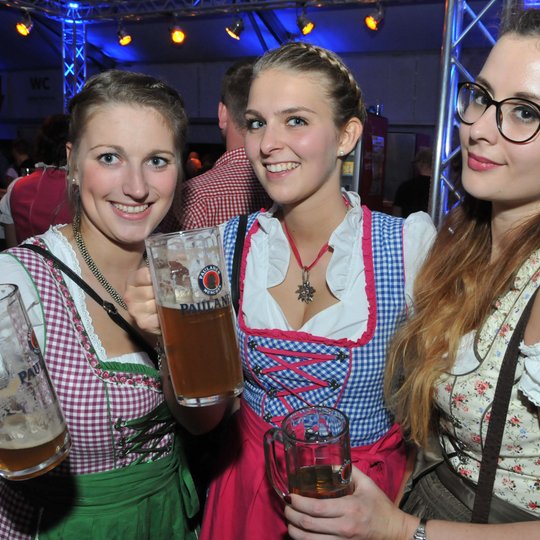 Stilecht gekleidet hatten die Besucher des Hollager Oktoberfestes viel Spaß im weiß-blauen Festzelt.