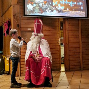 Einige Kinder trugen St. Nikolaus mutig ein Gedicht vor.