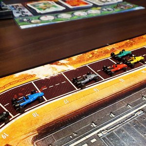 Mit Spielen wie „Heat“ lädt die Kolpingsfamilie Hollage alle Fans von Brett- und Kartenspielen ein, jeden dritten Donnerstag im Monat gemeinsam zu spielen. Brettspiel „Heat“