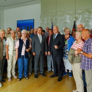 Hollager Kolping-Senioren mit Landtagspräsident Berd Busemann und Clemens Lammerskitten. (Foto: Hubert Teepe)