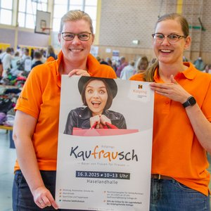 Martina Unland (links) und Janina Bode mit dem Plakat für den nächsten „Kaufrausch“ am 16. März.