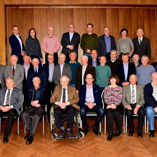 Gruppenfoto der Jubilare mit dem Vorsitzenden Heiner Placke, der selbst für seine 40-jährige Mitgliedschaft geehrt wurde.