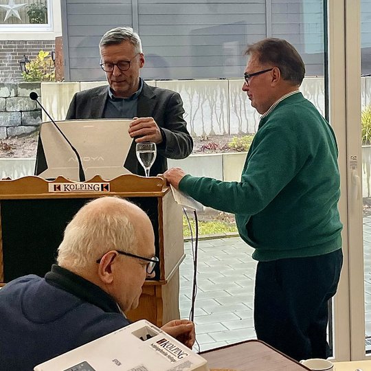 Bürgermeister Otto Steinkamp und Josef Thöle, Leiter Gruppe „60plus“, während des 60plus-Frühstücks.