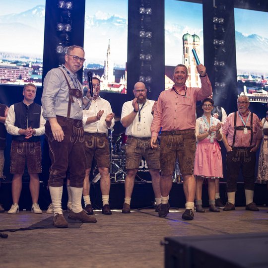 Heiner Placke übergibt die Leitung des Oktoberfestes an Carsten Kühl.