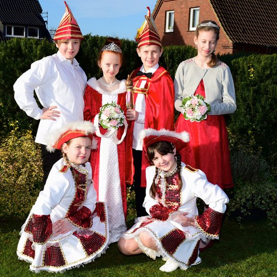 Seine Tollität Prinz Lennert I. und Ihre Lieblichkeit Prinzessin Svea I. (Lennert Sahm und Svea Bodensiek) mit ihren Adjutanten Cajus Wahmhoff und Lea Koddenberg sowie den Funkenmariechen Lilith Wesselkamp und Pia Luisa Strößner.