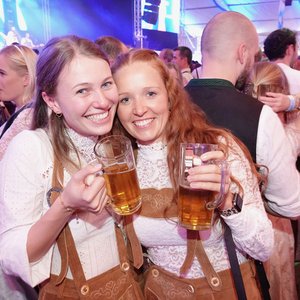 Zwei junge Frauen in Lederhosen auf dem Hollager Oktoberfest.