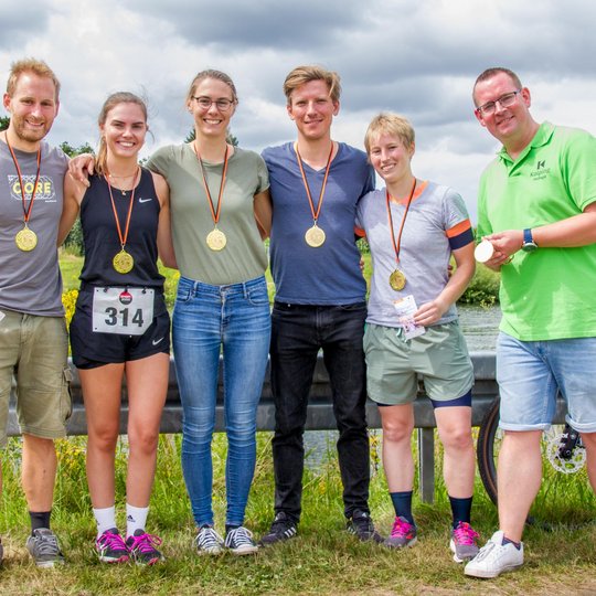 Die sportlichen Siegerinnen und Sieger des Kanal-Cups 2024 (von links): Julius Pilatus, Lea Klass, Sarah Klass, Maximilian Künne und Johanna Pilatus sowie Alexander Kühl (Kolpingsfamilie Hollage).