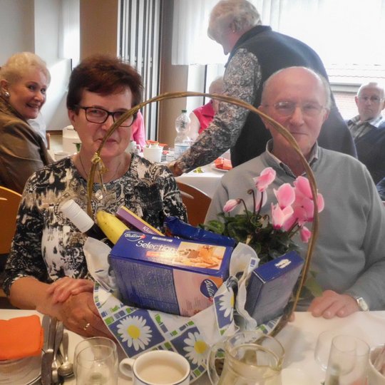 Elisabeth Albers und Franz Riepenhoff erhalten einen Präsentkorb als Dank für ihre langjährige Hilfe.