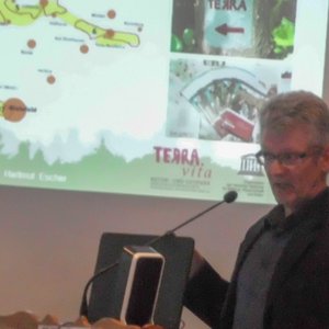 TERRA.vita-Geschäftsführer Hartmut Escher stellt den Natur- und Geopark vor.