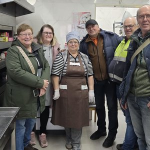 In der Kolping-Suppenküche in Czernowitz: Christa Nöring, Sandra Fecht, Küchenchefin Natalia, Ludwig Markoljak, Hubert Wächter und Hubert Nöring (von links). Gruppenfoto
