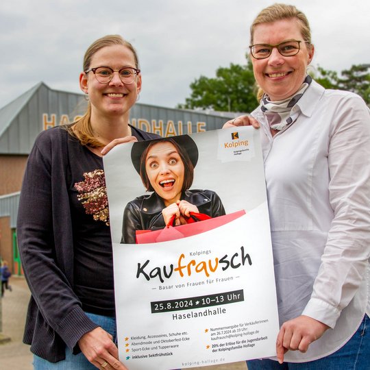 Janina Bode und Martina Unland mit dem Kaufrausch-Plakat.