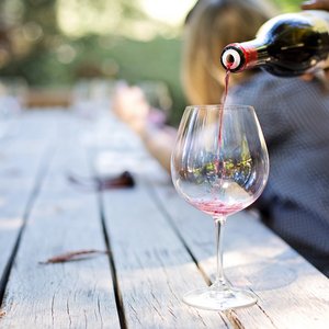 Eine Weinprobe steht selbstverständlich auch auf dem Programm. Foto: jill111 / pixabay.com