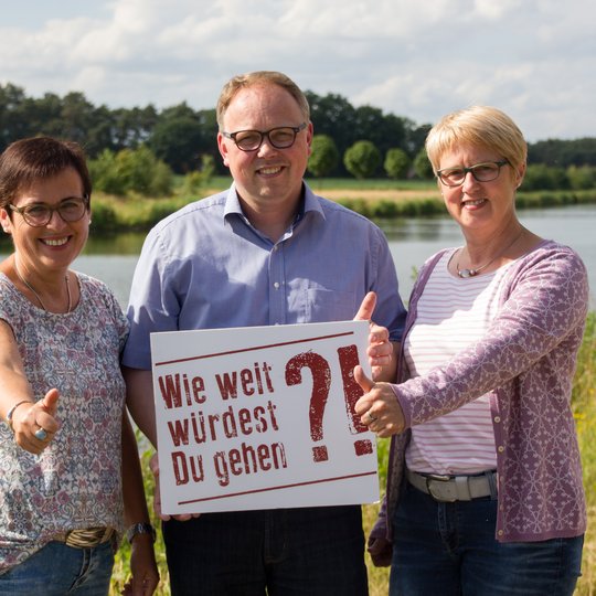 Christel Kovermann, Heiner Placke und Doris Wächter (von links) am Stichkanal in Hollage. Auf die Frage „Wie weit würdest Du gehen?“ antworten sie im Rahmen ihrer Challenge: 500 Meter schwimmen, 40 Kilometer radeln und 9,5 Kilometer laufen.