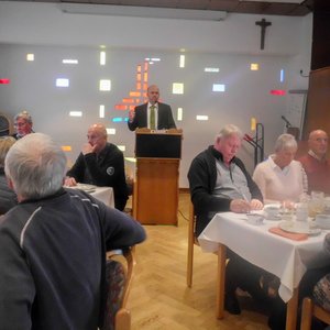 Pastor Friedemann Keller referiert vor 60 Gästen der Kolpingsfamilie Hollage.