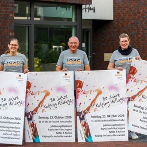 Janina Bode, Christian Speer und Martina Unland laden als Leitungsteam der Kolpingsfamilie Hollage zur Jubiläumsfeier ein. Gruppenfoto mit Plakaten