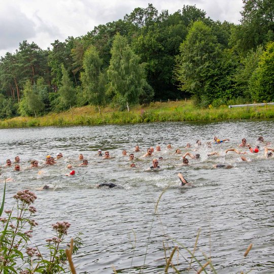 Erste Disziplin des Kanal-Cups: 500 Meter Schwimmen.