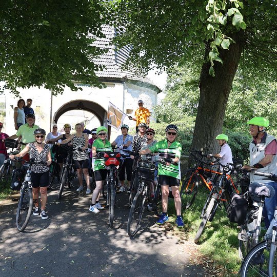 Die Gruppe bei einem Zwischenstopp am Schloss Gesmold.