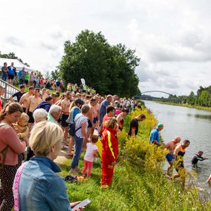 Zahlreiche Teilnehmende und Gäste beim Hollager Kanal-Cup 2024.