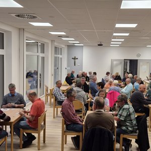 40 Teilnehmende spielen Doppelkopf im Philipp-Neri-Haus. 40 Teilnehmende spielen Doppelkopf im Philipp-Neri-Haus.