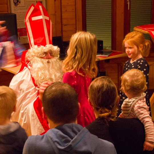 St. Nikolaus verteilt seine Geschenke an alle braven Kinder der Kolpingsfamilie Hollage.