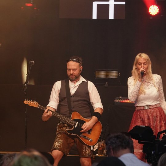 089 sorgt für die passende Stimmung im Festzelt.