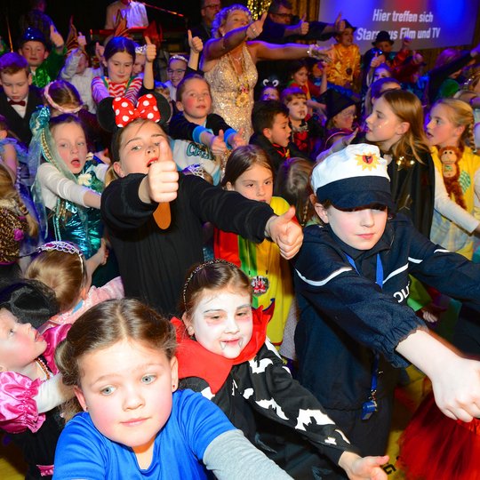 Die kleinen Närrinnen und Narren rocken den Saal.