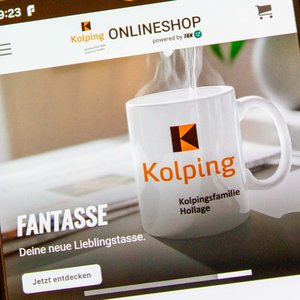 Der Kolping-Shop bietet verschiedene Merchandise-Artikel. Ansicht des Kolping-Shops auf einem Smartphone.