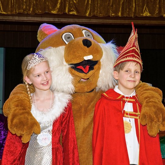 Beim Auftritt der Jojos animiert Hase „Möhrchen“ Prinzessin Stina und Prinz David zum mittanzen.